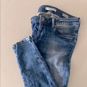 MAVI “Serena, low-rise super skinny” jeans. 29/32